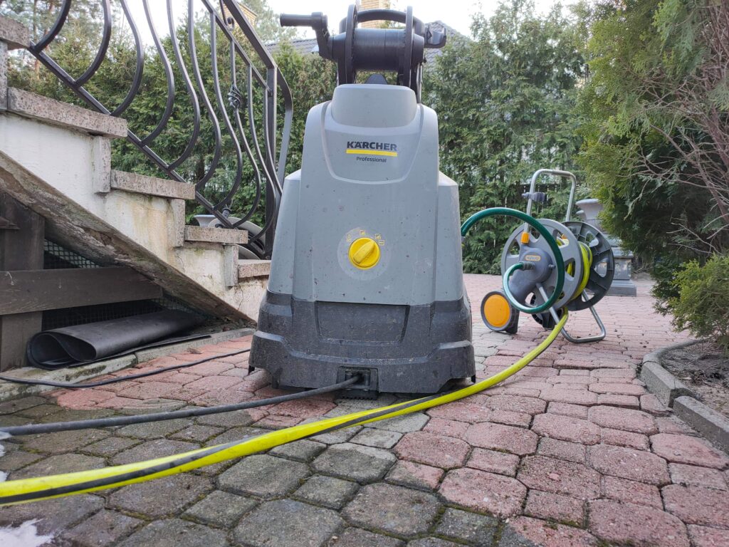 Czyszczenie kostki brukowej na wiosnę