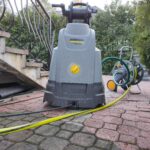 Czyszczenie kostki brukowej na wiosnę