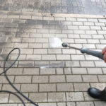 Jak szybko i skutecznie wyczyścić kostkę brukową?